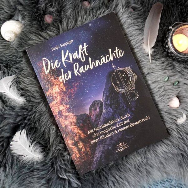 buch-die-kraft-der-rauhnaechte-auf-grauen-fell