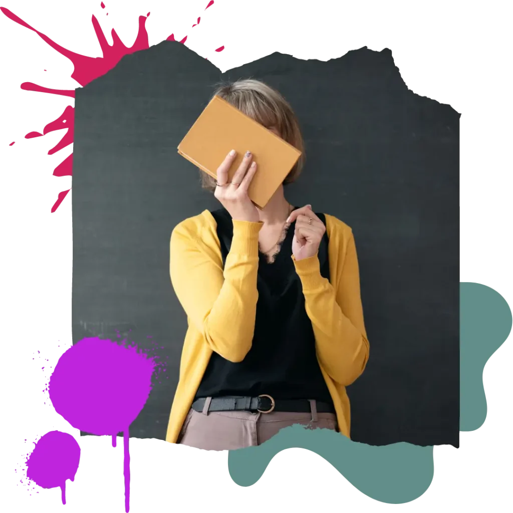 Lehrerin mit Buch vor dem Gesicht