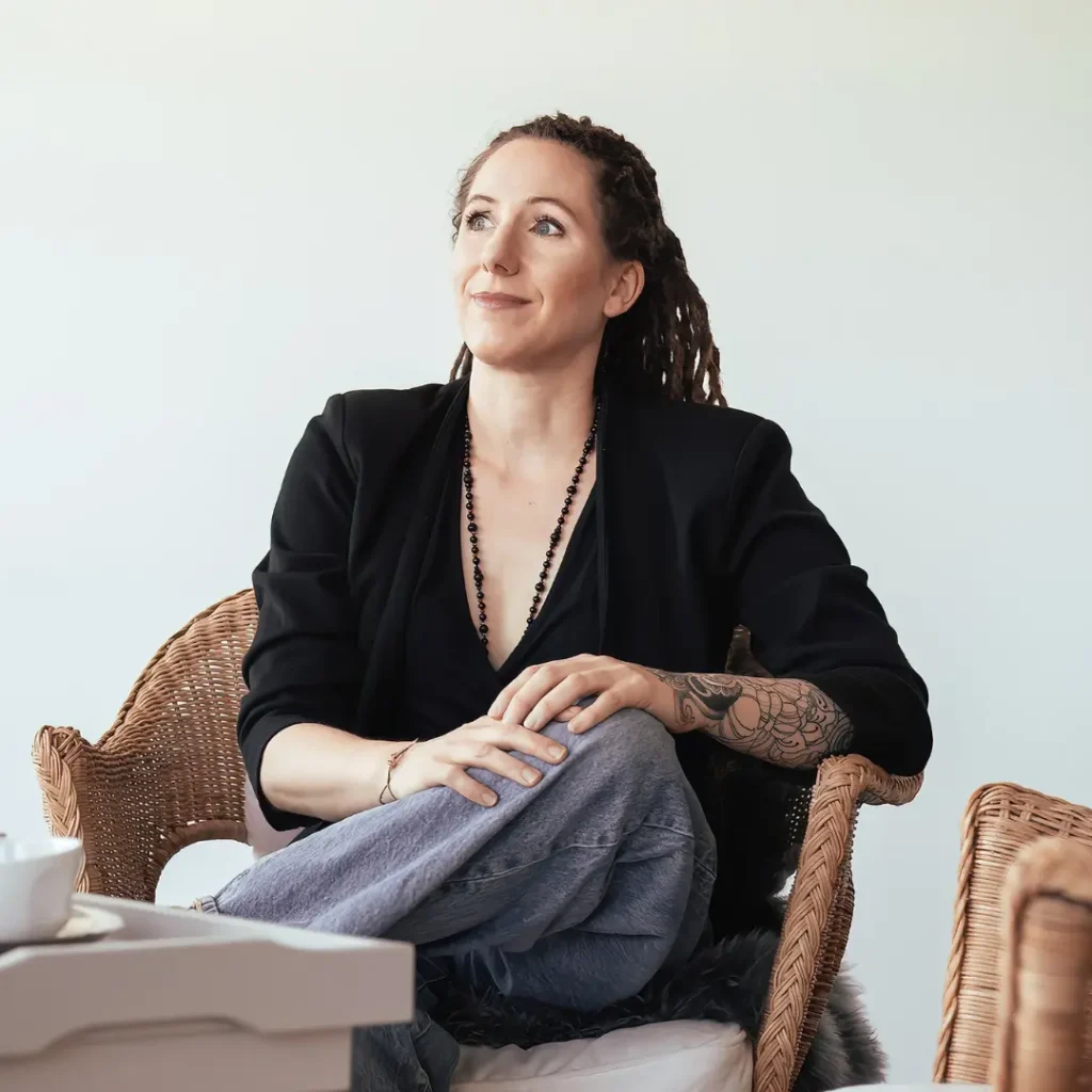 tanja-suppiger-auf-stuhl-sitzend