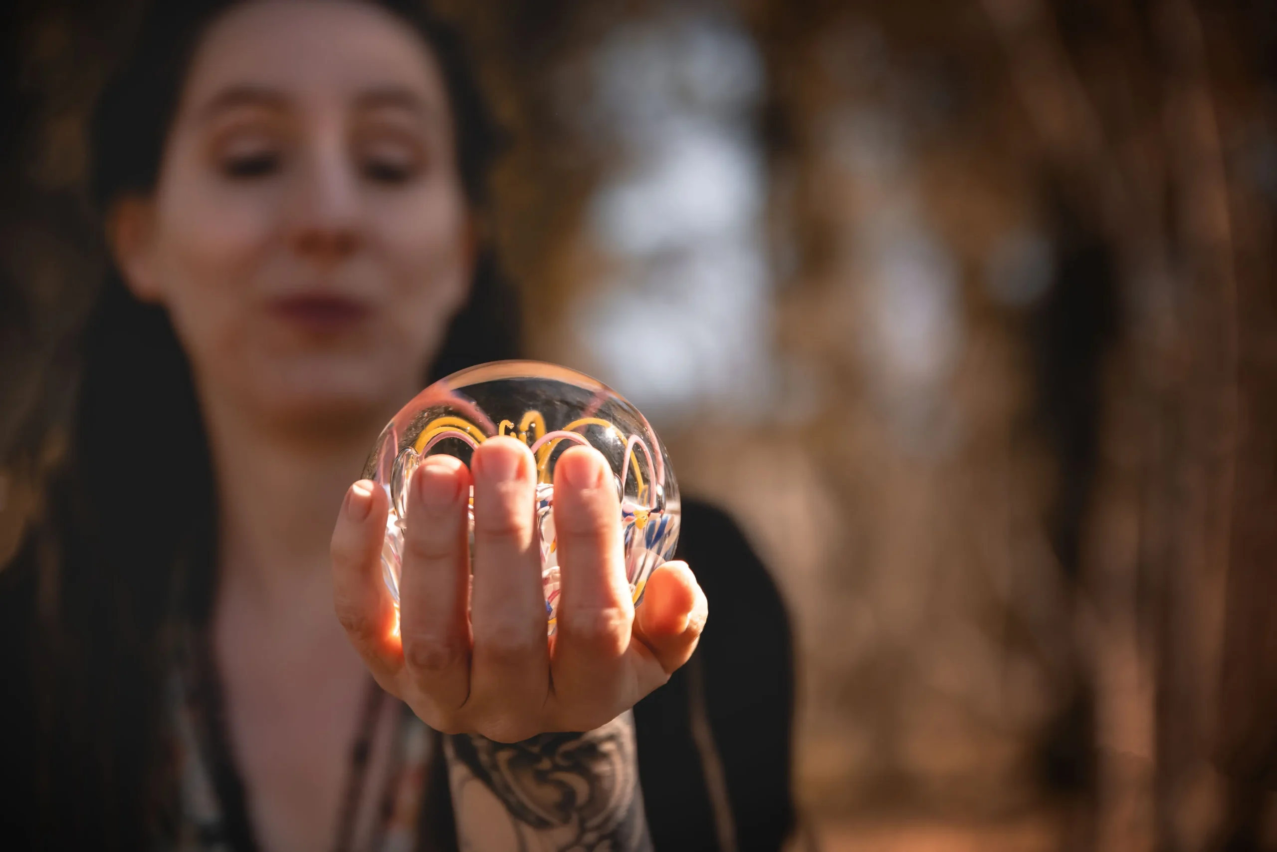 tanja-ruppiger-mit-glaskugel-in-der-hand
