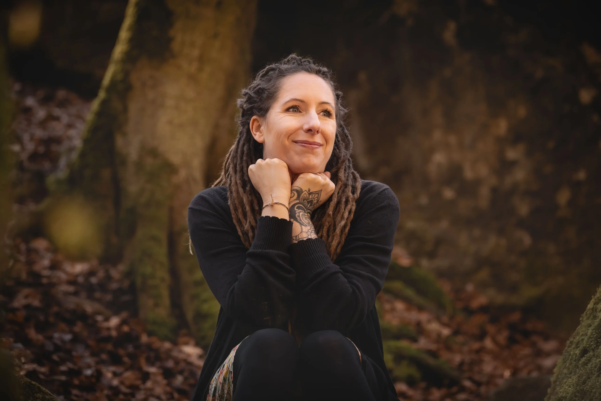 tanja-suppiger-im-wald-lächelnd