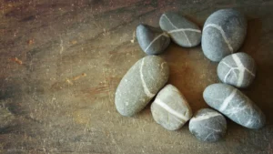 Steine die so angeordnet sind, dass sie einen Kreis bilden