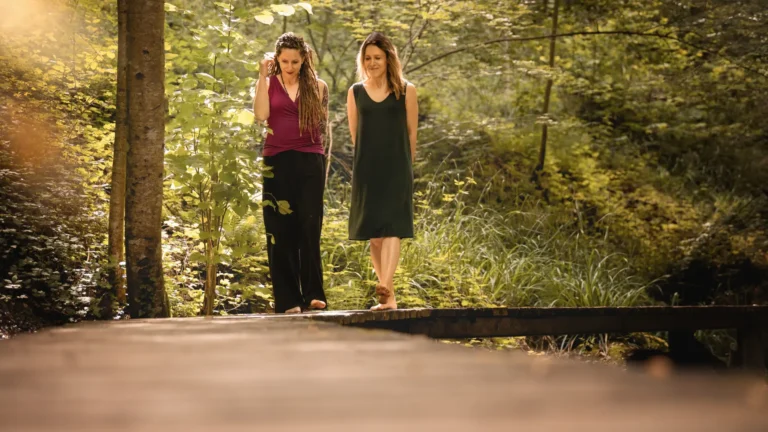 Janine Krummenacher und Tanja Suppiger auf einem Spaziergang im Wald