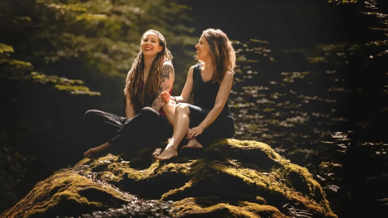 Tanja und Janine Lachend auf einem Stein im Wald