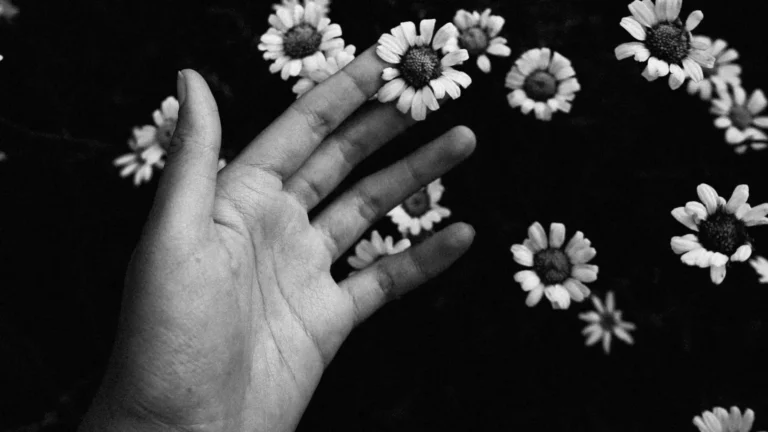 Hand mit Blumen schwarz weiss Bild