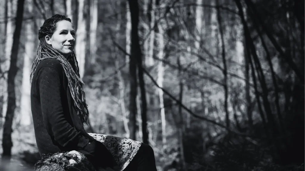 Tanja Suppiger Schwarz weiss Porträt im Wald