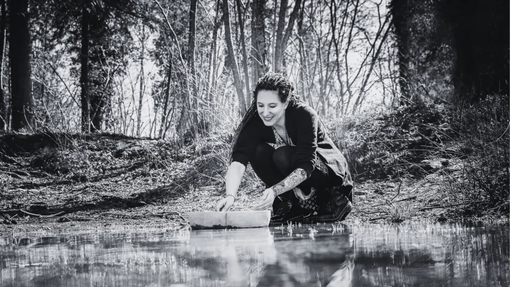Tanja Suppiger im Wald mit Holzschale