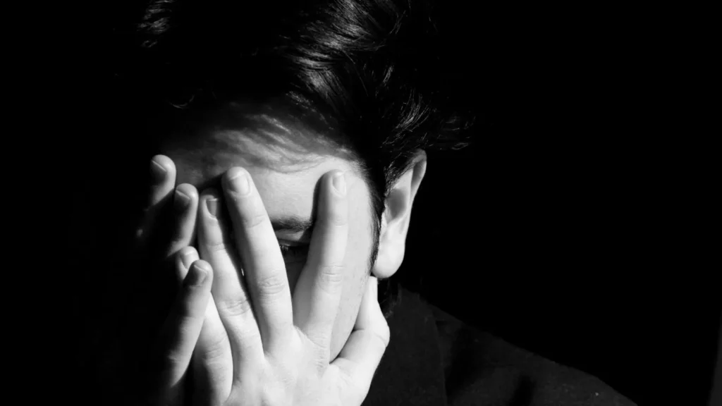 Mann verdeckt sein Gesicht mit den Händen – Symbolbild für Scham, toxische Scham und die Verbindung von Trauma und innerem Rückzug“