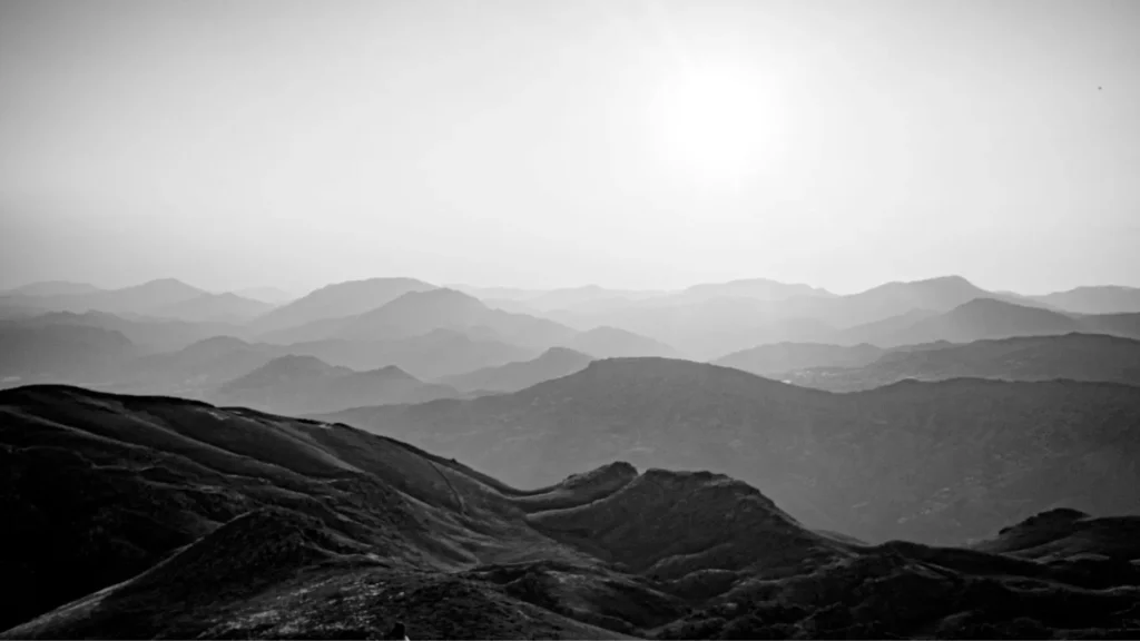 Schwarz-Weiß Landschaft mit sanften Bergketten im Gegenlicht – symbolisch für innere Weite, emotionalen Heilungsweg und die Vielschichtigkeit von Hochsensibilität und Trauma.