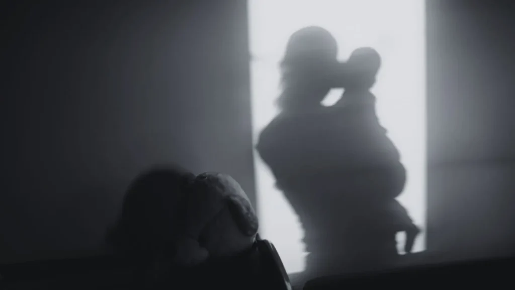 Verschwommene Silhouette einer Mutter mit Kind im Arm vor einem hellen Fenster – Symbolbild für emotionale Unreife, emotionale Abwesenheit und die stille Einsamkeit in der Kindheit. Ausdruck für Bindungstrauma, unerfüllte Nähe und emotionale Vernachlässigung durch eine emotional unreife Mutter.