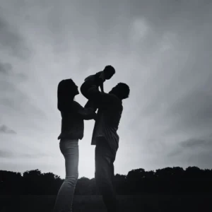 Familie in Schwarz weiss Foto mit Schatten. Steht symbolisch für eine harmonische Familie