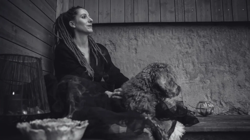 Tanja Suppiger mit Hund Momo - Bild zum Blogpost innerer Antreiber