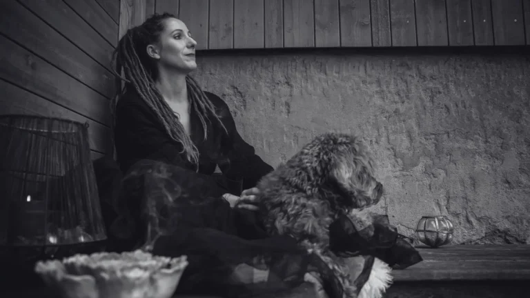 Tanja Suppiger mit Hund Momo - Bild zum Blogpost innerer Antreiber